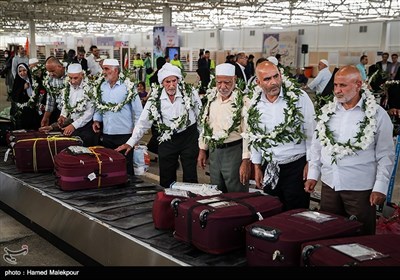 First Batch of Iranian Hajj Pilgrims Return Home