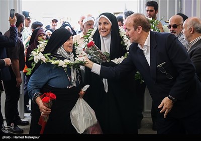 First Batch of Iranian Hajj Pilgrims Return Home