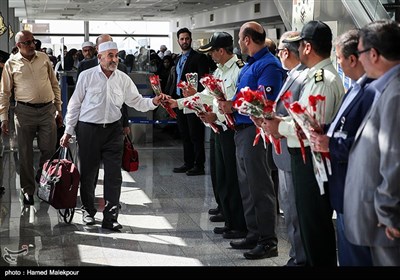 First Batch of Iranian Hajj Pilgrims Return Home