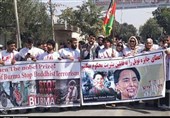 مردم کابل در اعتراض به کشتار مسلمانان در میانمار کفن‌پوش شدند + تصاویر