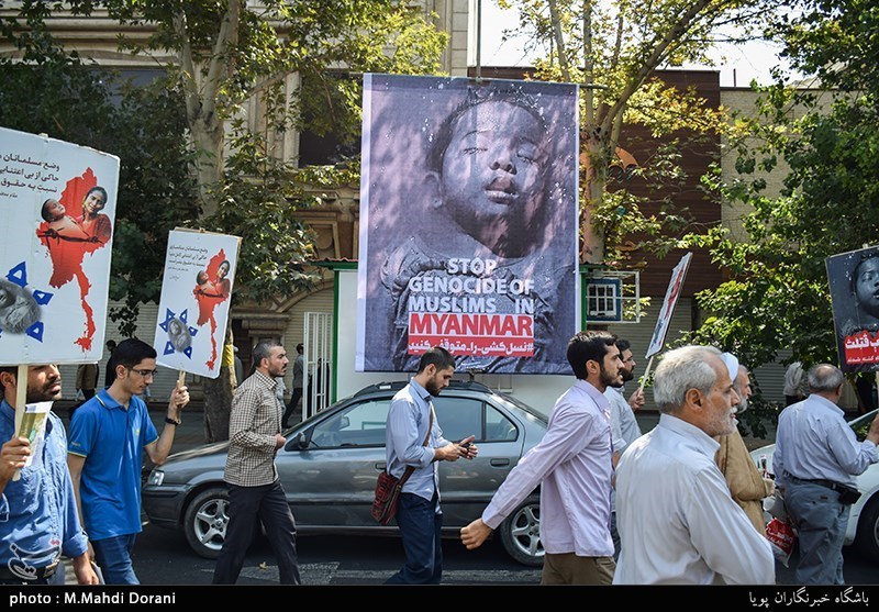 المتظاهرون فی طهران یطالبون بإرسال لجنة تقصی حقائق للوقوف عند الجرائم المرتکبة بحق المسلمین
