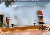 لحظه برخورد امواج طوفان «ایرما» با یک عکاس در سواحل فلوریدا + فیلم