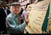 امضاء لوح یادبود اهدایی خانه سینما به خانواده شهید مدافع حرم محسن حججی توسط فریدون جیرانی