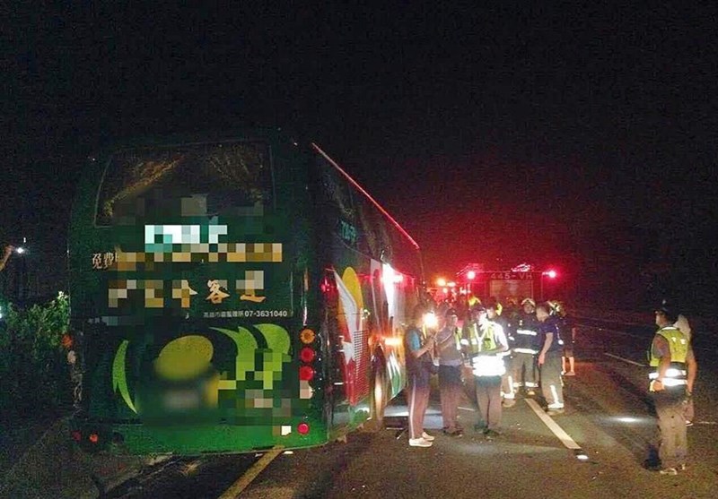 تصادف کامیون و اتوبوس 56 مصدوم و یک فوتی به جا گذاشت