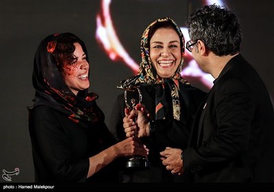 کیوان مقدم برنده بهترین طراحی صحنه جایزه خود را به همسرش سارا سمیعی تقدیم کرد