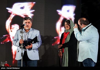 اهداء جایزه بهترین طراحی لباس به عباس بلوندی برای فیلم یتیم‌خانه ایران