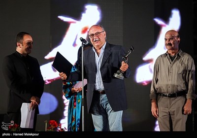 بابک کریمی به نمایندگی از شهاب حسینی جایزه بهترین بازیگر نقش اول مرد برای فروشنده را دریافت کرد