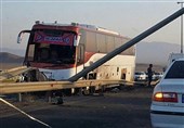 انحراف اتوبوس در محور کاشان ـ نطنز 24 مصدوم داشت