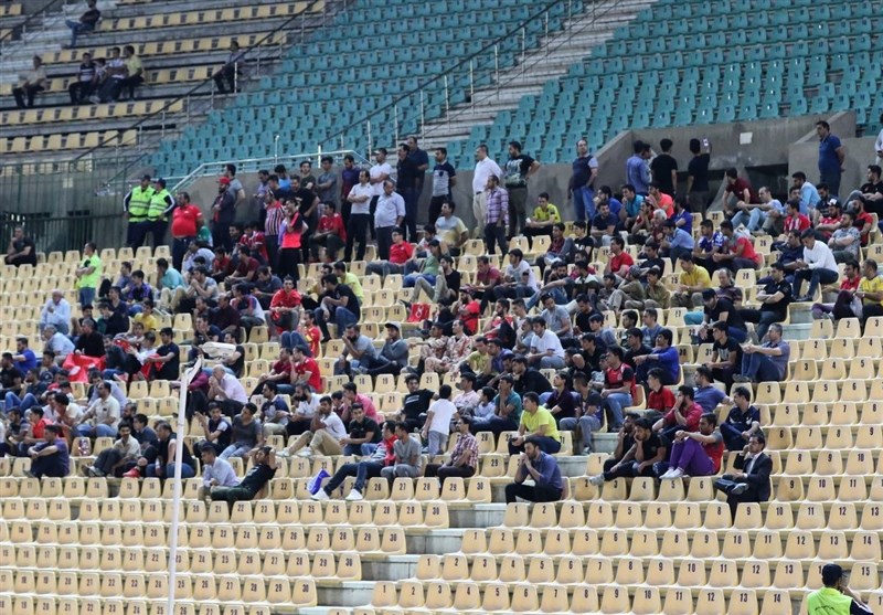 شعار هواداران پرسپولیسی نفت علیه آندو/ حضور کارگردان و بازیگر قدیمی سینما در ورزشگاه تختی