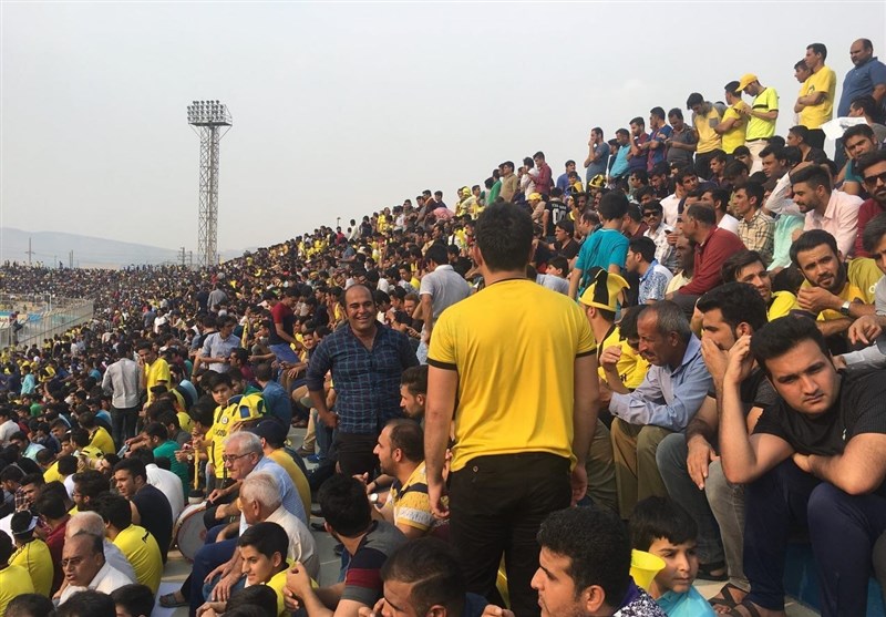 حضور 6 هزار هوادار و شعار علیه گردان