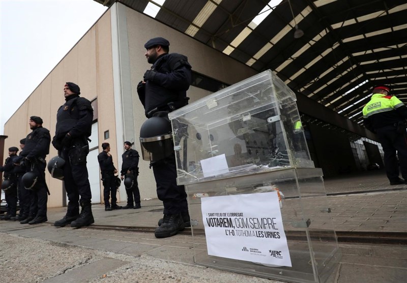 پلیس اسپانیا محل‌های اخذ رای در کاتالونیا را تصرف کرد