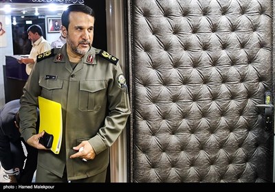 ورود سردار بهمن کارگر رئیس ستاد مرکزی بزرگداشت هفته دفاع مقدس به محل نشست خبری