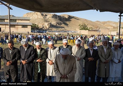 اقامه نمازجماعت اهل سنت در حاشیه مراسم کشتی آلیش در روستای راز خراسان شمالی