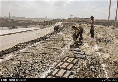 فعالیت عمرانی در اطراف سد مخزنی غلامان در استان خراسان شمالی که تا حدودی مشکلات آبیاری زمین های کشاورزی این منطقه را رفع می کند