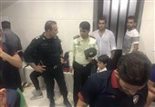 پرتاب کاشی توسط هواداران شهرداری!/ بازیکنان نساجی در زمین حبس شدند + تصاویر