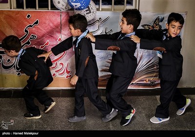 جشن شکوفه‌ها در دبستان پسرانه ستارخان