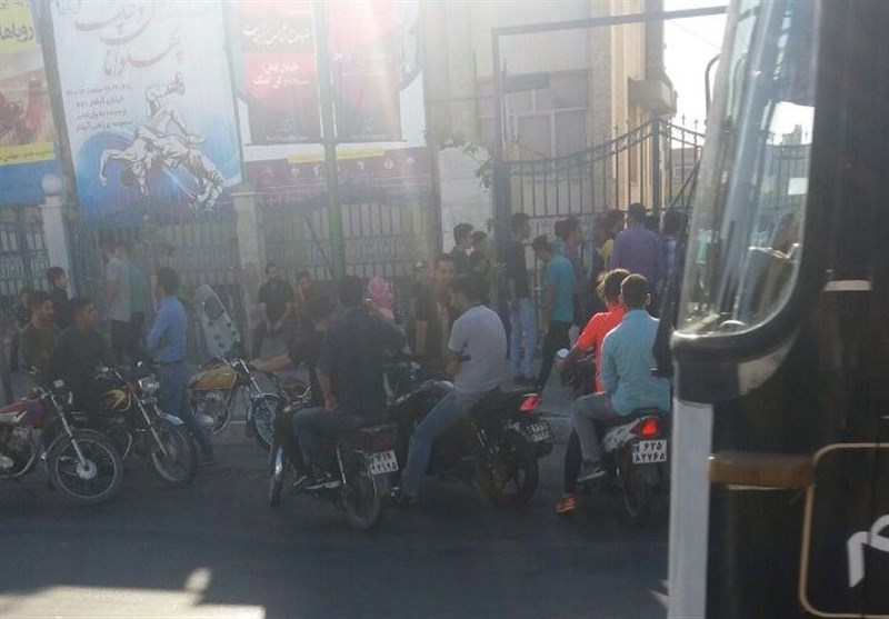 تجمع هواداران سپاهان و پرسپولیس در گیشه‌های فروش بلیت + عکس