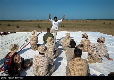 استاد پرش سقوط آزاد احمد حسنوند در حال توضیح دادن حالت گیری صحیح در زمان پرش است