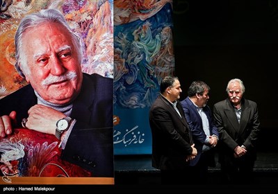 Veteran Iranian Artist Farshchian Honored in Tehran