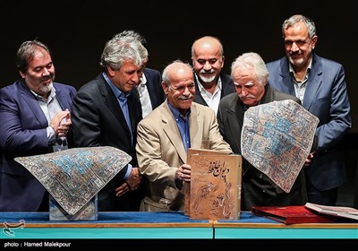 Veteran Iranian Artist Farshchian Honored in Tehran