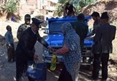 توزیع بسته غذایی توسط خدام