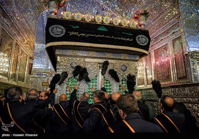 آئین سیاه‌پوش کردن و تعویض پرچم حرم مطهر شاهچراغ - شیراز