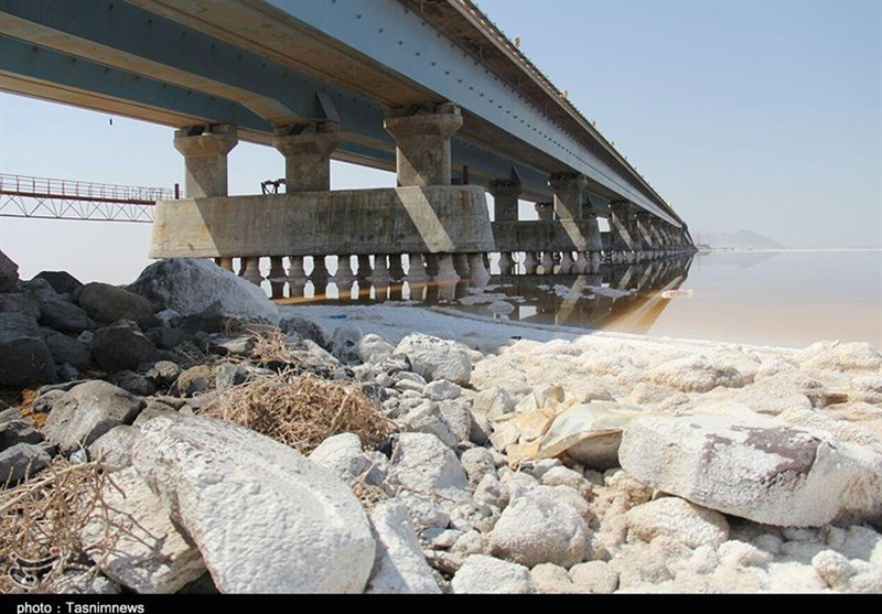 تبریز| از اجرای طرح تثبیت ریزگردهای نمکی با بوته‌کاری تا رد انتقال آب خزر به دریاچه ارومیه