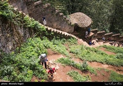  . عنوان قلعه حسامی بیان گر تجدید بنای آن توسط حسام الدین دباج اسحقی است ، هم چنین از آن جایی که در طی کاوش های باستان شناسی در قلعه رودخان تعداد 935 پله در امتداد دیوارها و برج ها از زیر خاک بیرون کشیده شده است ، لذا نام قلعه هزار پله می تواند گویای این مطلب باشد.