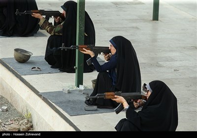 ایران؛ عوامی رضاکار خواتین بسیج فورس کی فوجی ٹریننگ
