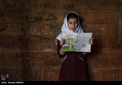 آرزو پورعسگری دانش آموز پایه سوم مدرسه شهید اشرفی اصفهانی روستای مظلم کم شهرستان تالش یکی از درسهای سال گذشته کتاب فارسی را برای معلم میخواند