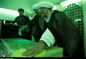 غبارروبی ضریح مطهر امامزاده سیدمحمد جعفر(ع) در یزد + فیلم