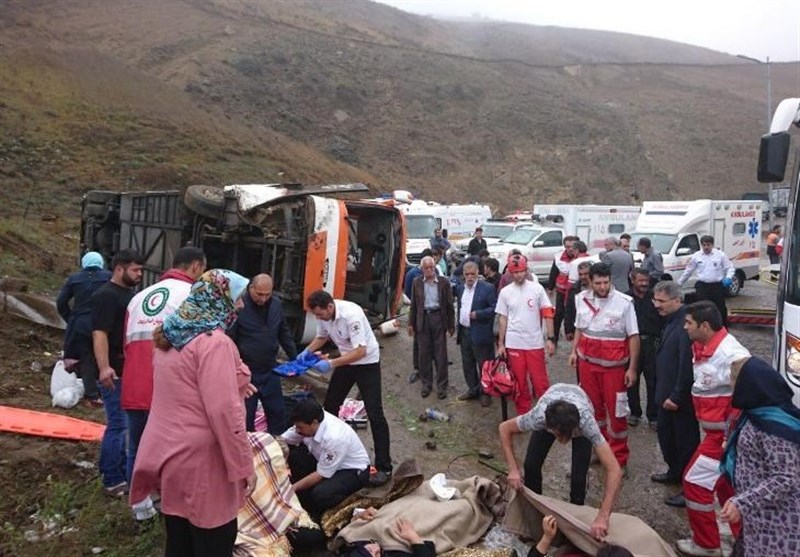 انتقال 32 مصدوم واژگونی اتوبوس در حیران به مراکز درمانی استان اردبیل/ حال 6 نفر نسبتاً وخیم