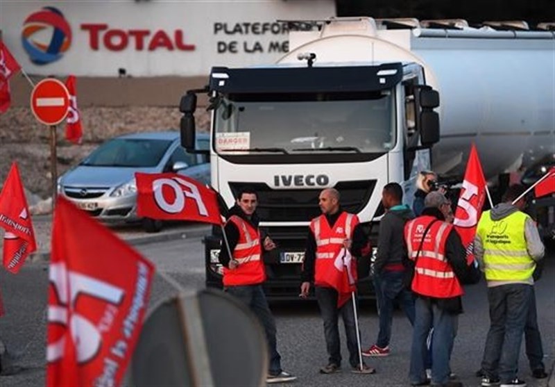 French Truck Drivers Blocking Highways to Protest Macron&apos;s Labor Reform