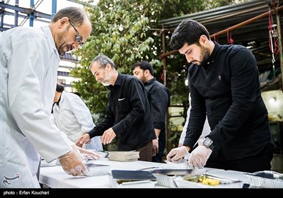 آماده سازی نذری مراسم عزاداری اباعبدالله الحسین (ع) در هیئت محبان الفاطمه (س)