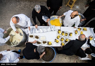 آماده سازی نذری مراسم عزاداری اباعبدالله الحسین (ع) در هیئت محبان الفاطمه (س)