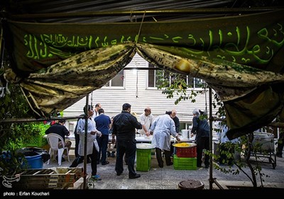 آماده سازی نذری مراسم عزاداری اباعبدالله الحسین (ع) در هیئت محبان الفاطمه (س)