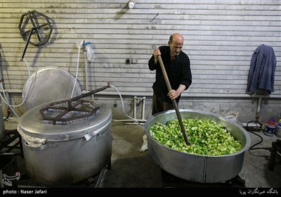 آماده سازی نذری مراسم عزاداری اباعبدالله الحسین (ع) در هیئت محبان الفاطمه (س)