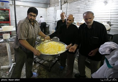 آماده سازی نذری مراسم عزاداری اباعبدالله الحسین (ع) در هیئت محبان الفاطمه (س)