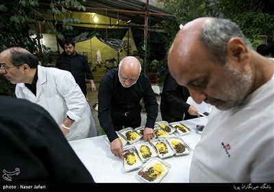 آماده سازی نذری مراسم عزاداری اباعبدالله الحسین (ع) در هیئت محبان الفاطمه (س)