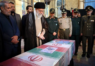 حضور رهبر انقلاب در کنار پیکر مطهر شهید حججی