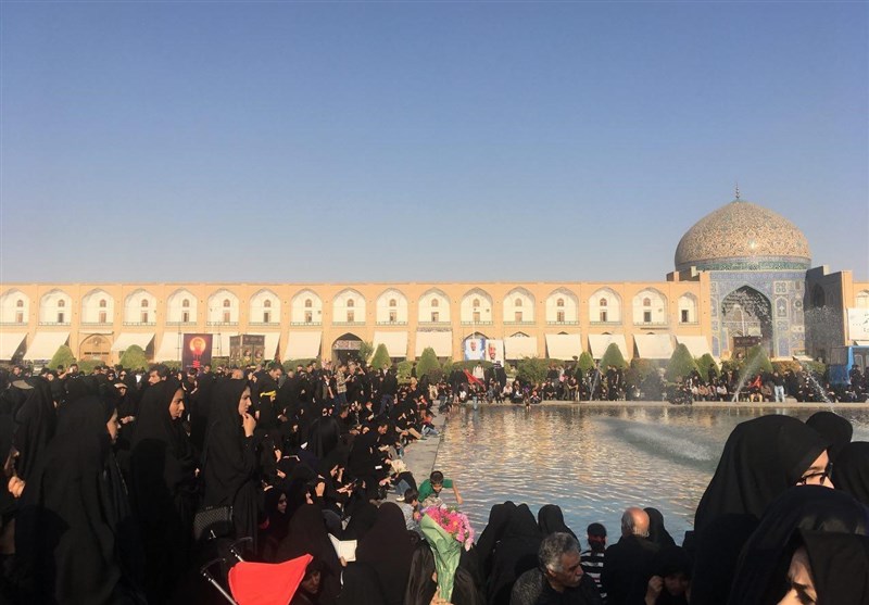 مردم اصفهان در میدان امام (ره) برای ورود پیکر شهید حججی لحظه‌ شماری می‌کنند