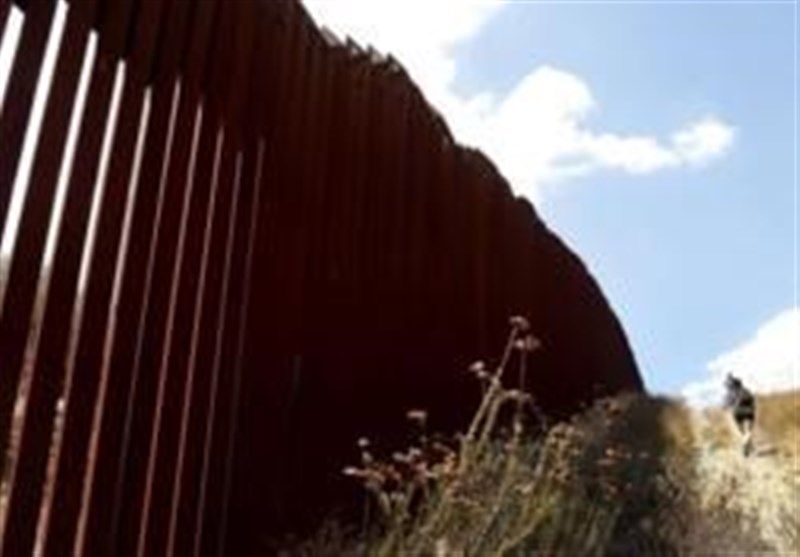 Viral Video Shows Men Effortlessly Climbing Trump&apos;s Border Wall (+Video)