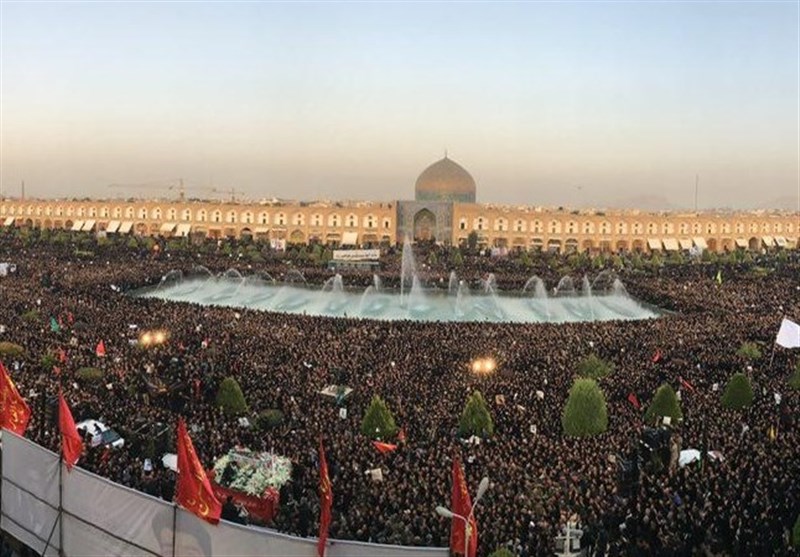 اصفهانی‌ها &quot;شهید حججی&quot; را در آغو‌ش گرفتند/تجدید میثاق بی‌نظیر با شهدا در میدان امام اصفهان+فیلم