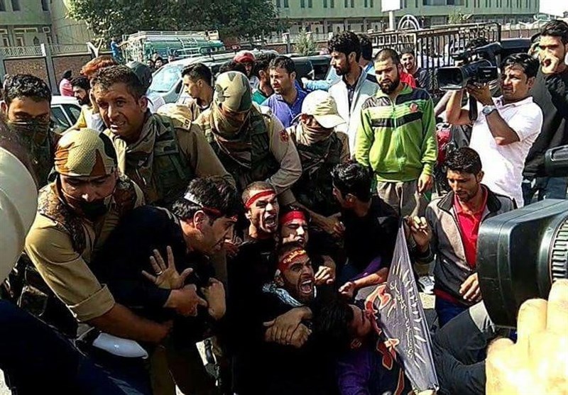 کشمیر میں عزاداروں پر بھارتی پولیس کی بربریت، کئی عزادار زخمی، درجنوں گرفتار + تصاویر