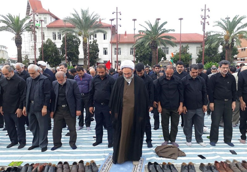 عزاداران حسینی نماز ظهر تاسوعا را به یاد علمدار کربلا در رشت برپا کردند + تصاویر