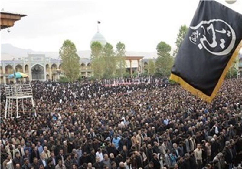 عزاداران حسینی در شیراز نماز ظهر عاشورا را در حرم شاهچراغ (ع) اقامه کردند