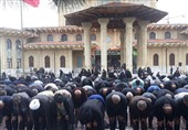 عزاداران حسینی نماز ظهر عاشورا را به یاد سالار شهیدان در رشت برپا کردند + فیلم
