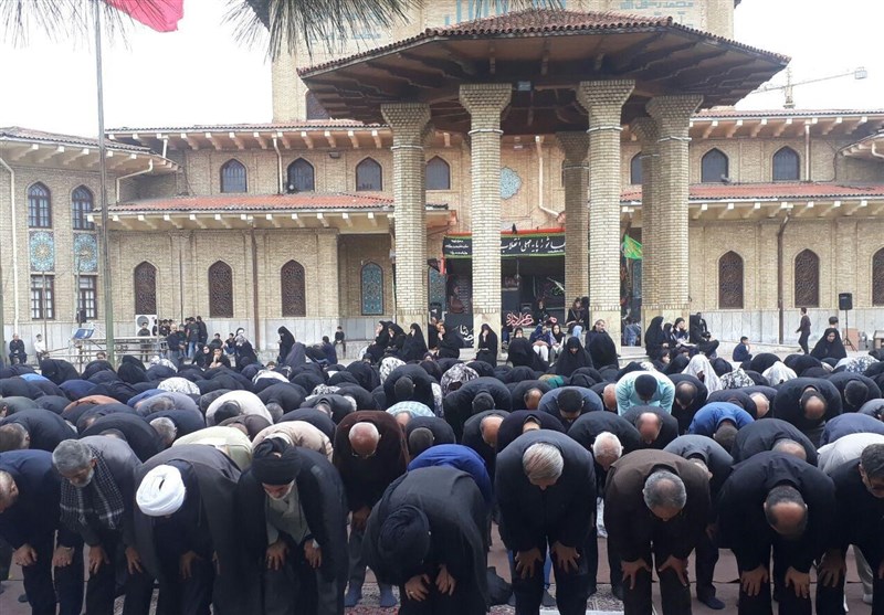 عزاداران حسینی نماز ظهر عاشورا را به یاد سالار شهیدان در رشت برپا کردند + فیلم