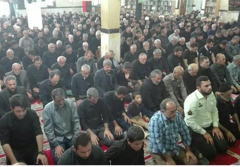 نماز ظهر عاشورا با حضور پرشور عزاداران حسینی در یزد اقامه شد