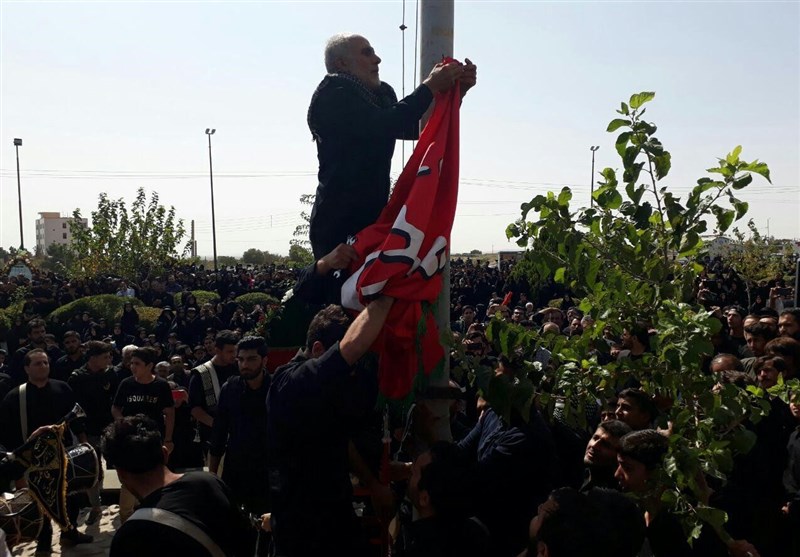 پرچم سرخ حسینی همزمان با روز عاشورا در سمنان به اهتزاز درآمد؛ کرونا هم از شور حسینی مردم سمنان کم نکرد
